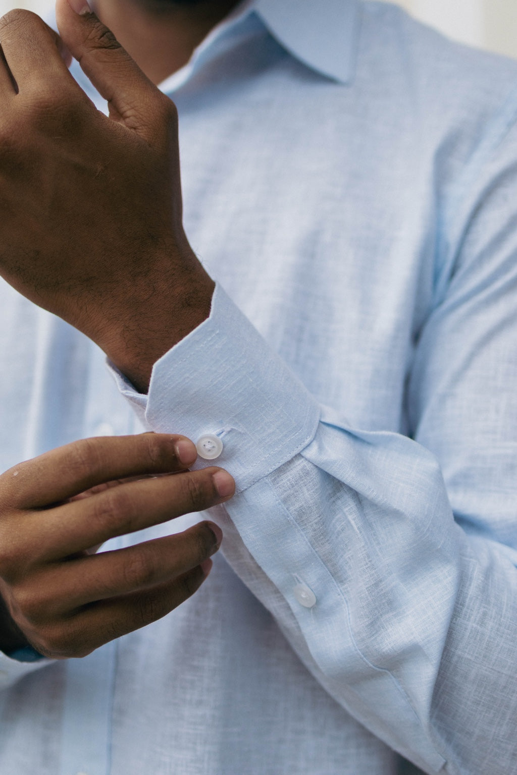 Camisa de lino-algodón Lobo Club azul cielo, detalle del puño, botones y textura de la tela