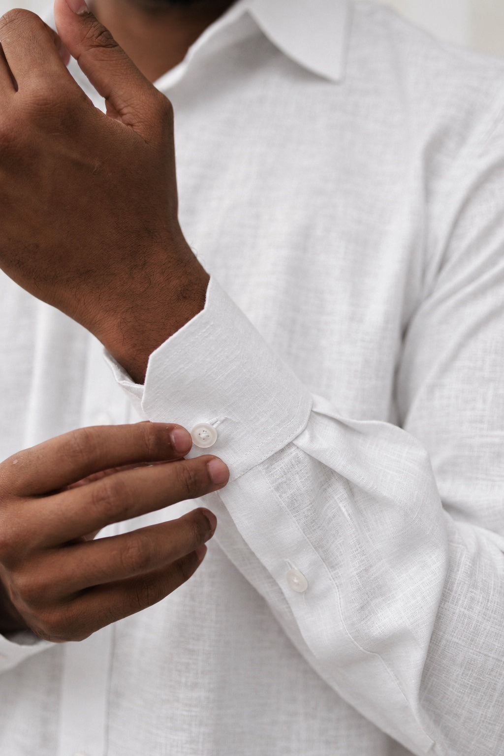 Camisa de lino-algodón Lobo Club blanco, detalle del puño, botones y textura de la tela