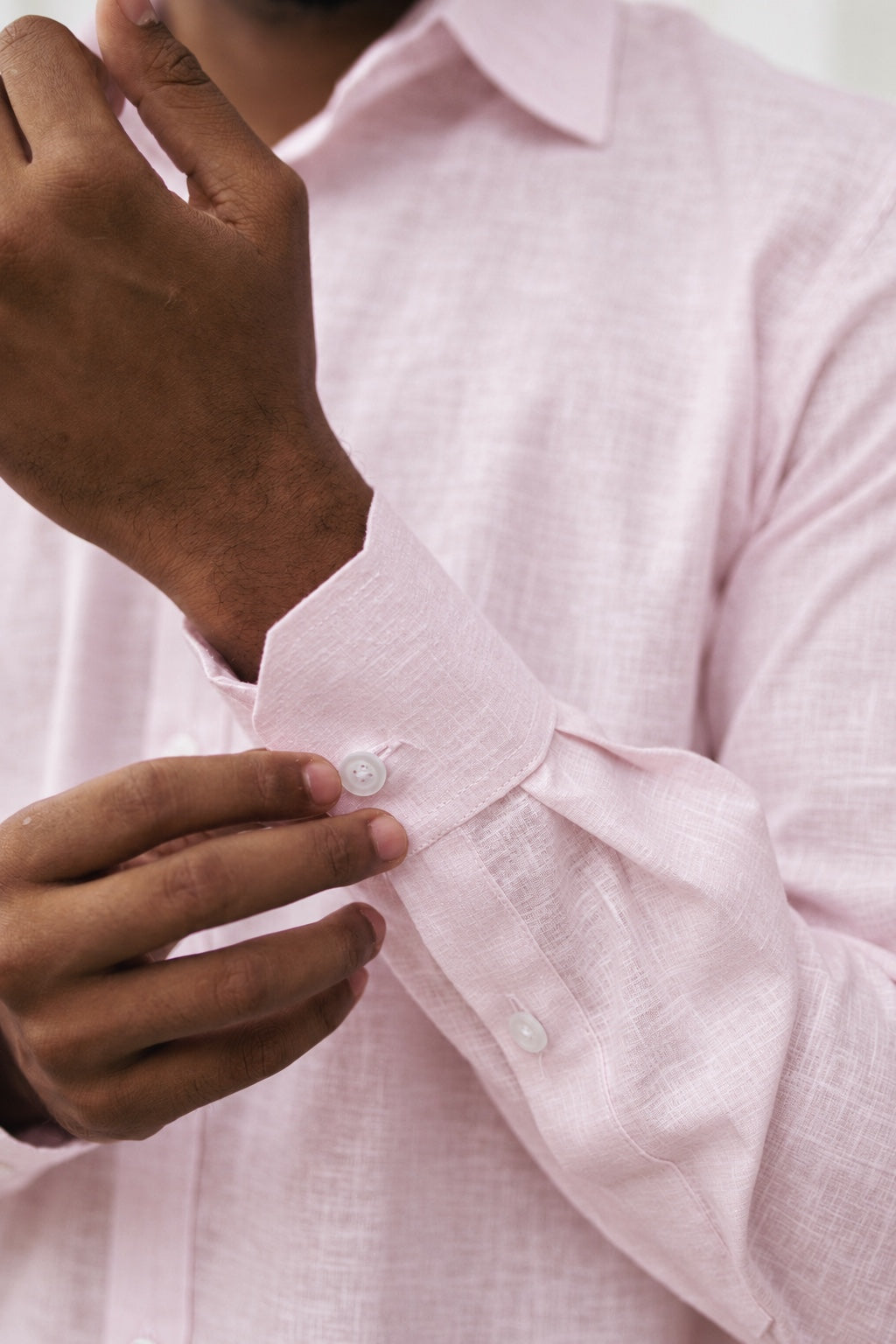 Camisa de lino-algodón Lobo Club rosado, detalle del puño, botones y textura de la tela